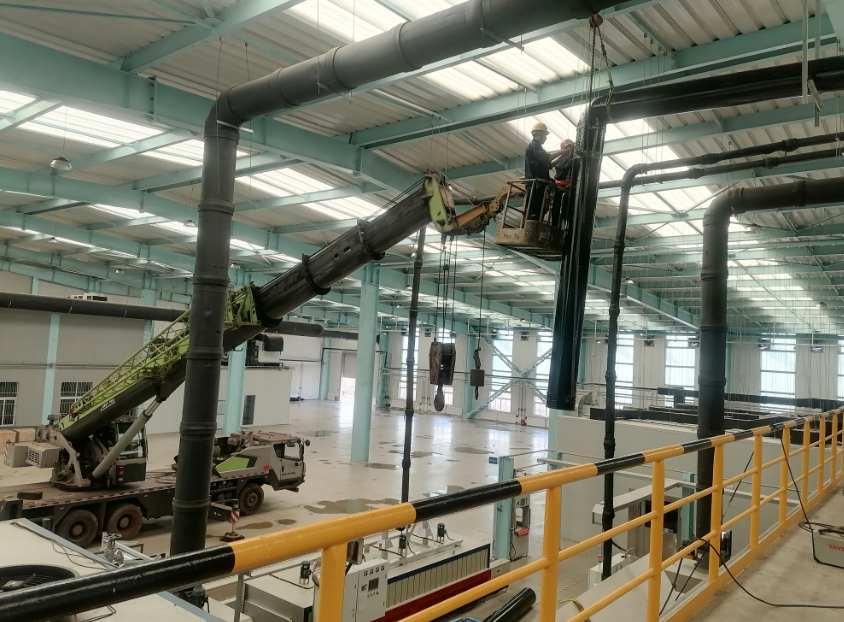 濾筒除塵器現(xiàn)場(chǎng)安裝圖，工人正在調(diào)試設(shè)備